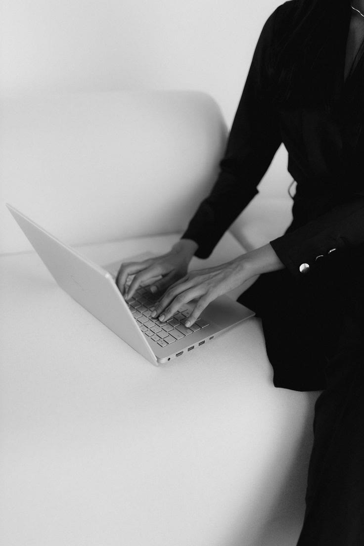 Sofía trabajando en su computador